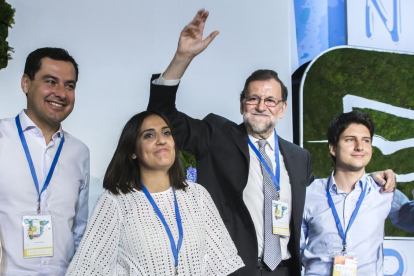 De izquierda a derecha, el líder del PP andaluz, Juanma Moreno; la hasta ahora líder de Nuevas Generaciones, Beatriz Jurado; Mariano Rajoy y Diego Gago, que estará ahora al frente de la organización.-EFE / RAÚL CARO