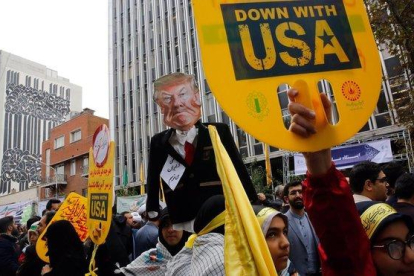 Un grupo de manifestantes muestran pancartas contra EEUU, este lunes, en Teherán.-ABEDIN TAHERKENAREH (EFE)