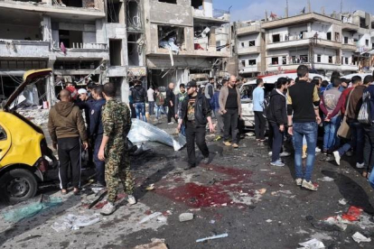 Lugar donde han estallado dos coches bomba en la ciudad de Homs.-AFP