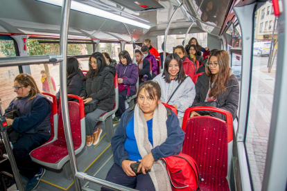 Viajeros en el transporte público. MARIO TEJEDOR (20)