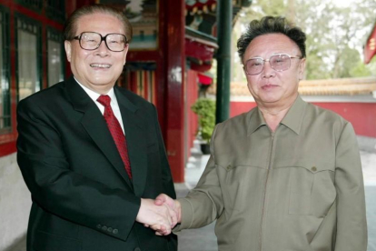 El exlider del Corea del Norte, Kim Jong Il, con el expresidente de China, Jiang Zemin, en una foto de abril del 2004.-AP / HU HAIXIN
