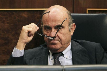 El ministro de Economía, Luis de Guindos, en su escaño del Congreso.-EFE / MARISCAL