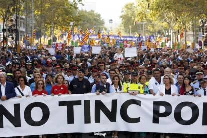 La cabecera de la manifestación de Barcelona, con los representantes de los colectivos que atendieron a las víctimas de los atentados.-ALBERT BERTRAN