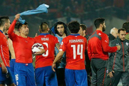Los jugadores chilenos celebran la victoria ante Uruguay.-Foto: AP / LUIS HIDALGO
