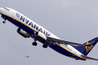 Un avión de Ryanair en una imagen de archivo-REGIS DUVIGNAU