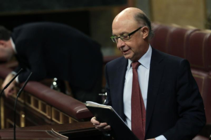 El ministro de Hacienda, Cristóbal Montoro, en la tribuna del Congreso de los Diputados.-EFE