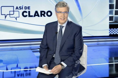 El periodista Ernesto Sáenz de Buruaga, en el plató de 'Así de claro'.-Foto: RTVE