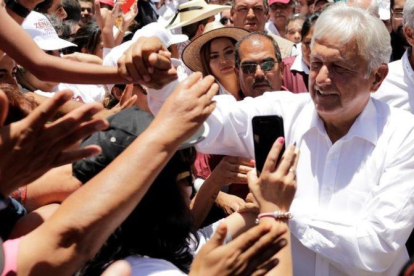 Andrés Manuel López Obrador saluda a simpatizantes  en la ciudad de Zitacuaro, en el estado mexicano de Michoacán.-STRINGER