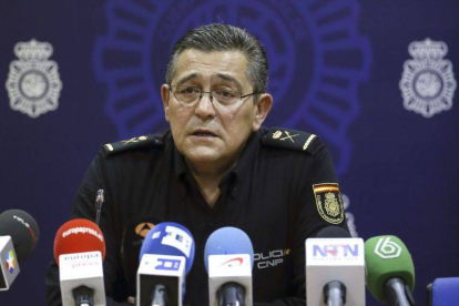El jefe superior de Policía, Alfonso José Fernández Díez, durante la rueda de prensa ofrecida esta tarde.-Foto: EFE