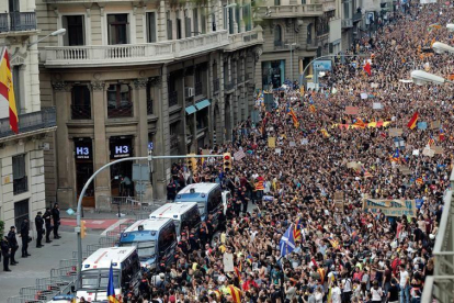 Miles de estudiantes se manifiestan por el centro de Barcelona, a su paso ante la Jefatura Superior de la Policía, custodiada por los Mossos, durante la jornada de paro, avalada por algunos sindicatos, entidades soberanistas y otras formaciones , en prote-EFE