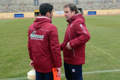 Sergi Pérez y Jagoba Arrasate charlan a la finalización de un entrenamiento de esta semana en el anexo.-Álvaro Martínez
