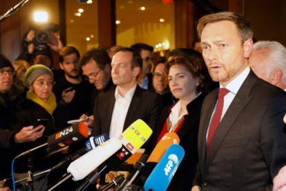 El líder de los liberales, Christian Lindner, hace declaraciones a la prensa tras la ruptura de las negociaciones para formar un nuevo Gobierno.-AFP / ODD ANDERSEN