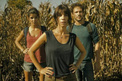 Maribel Verdú (en el centro), en una secuencia de la película 'Fin'.-