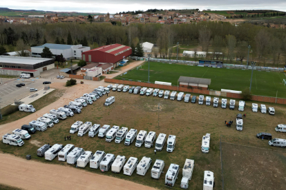 Vehículos estacionados en el parking de Almazán.-HDS
