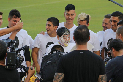 Antes de empezar el trabajo del día, los futbolistas del equipo de la división de Ascenso se presentaron con camisetas blancas con el rostro joven de Maradona y la leyenda Feliz cumpleaños.-AFP