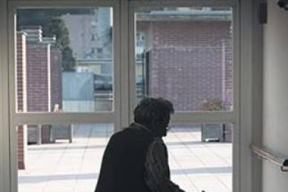 Una mujer, en una residencia en Horta-Guinardó, en Barcelona.-Foto: CARLOS MONTAÑÉS