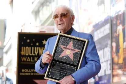 El cantante franco-armenio Charles Aznavour posa con su estrella en el paseo de la Fama de Hollywood.-MARIO ANZUONI (REUTERS)