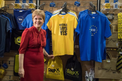 La ministra principal de Escocia, Nicola Sturgeon, en el hall donde se celebra el congreso del Partido Nacional Escocés, en Aberdeen.-AFP