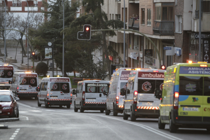 Caravana de ambulancias, bomberos y policías en reconocimiento de la labor de los sanitarios.- LAT