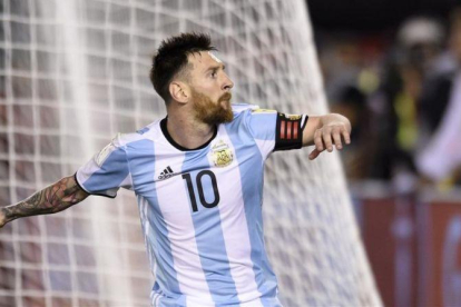 Messi celebra el gol de penalti con el que Argentina tumbó a Chile en Buenos Aires.-AP / GUSTAVO GARELLO