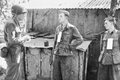 Martin Selling, interrogando a dos prisioneros alemanes, cerca del frente, en Francia, en 1944.-EJÉRCITO DE EEUU