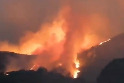 Captura de pantalla de un vídeo con el incendio avanzando en la noche. HDS