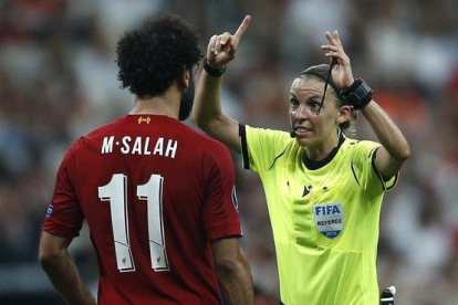 La árbitra francesa Stéphane Frappart, frente a Mohamed Salah, estrella del Liverpool.-AP / EMRAH GUREL