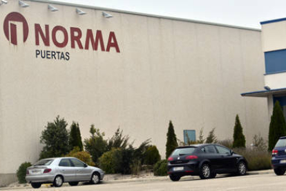 Trabajadores de Norma en una asamblea. / ÁLVARO MARTÍNEZ-