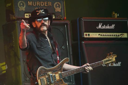 Lemmy Kilmister, líder de Motörhead, el pasado 26 de junio durante una actuación en el festival de Glastonbury.-AP / JOEL RYAN