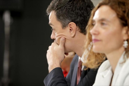 El líder del PSOE, Pedro Sánchez, junto a Meritxell Batet, del PSC, en un  reciente acto electoral.-JOSÉ LUIS ROCA