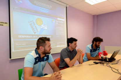 Manu Salvador, Ángel Romera y Manuel Sevillano durante la presentación de la nueva web.-ÁLVARO MARTINEZ