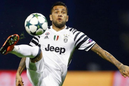 Dani Alves con la camiseta de la Juventus.-REUTERS / ANTONIO BRONIC