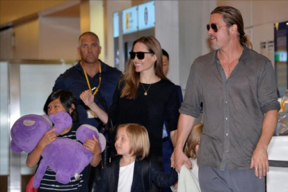 Una imagen de Pitt y Jolie con sus hijos.-AP / YOSHKAZU TSUNO