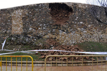 Parte de la muralla derrumbada en la zona de Santa Clara. / VALENTÍN GUISANDE-