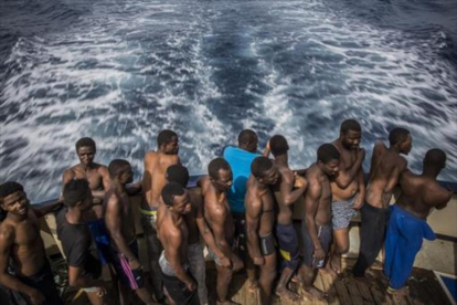 Inmigrantes rescatados en el Mediterráneo central, a bordo del 'Golfo Azurro', el barco de Proactiva Open Arms.-AP / SANTI PALACIOS