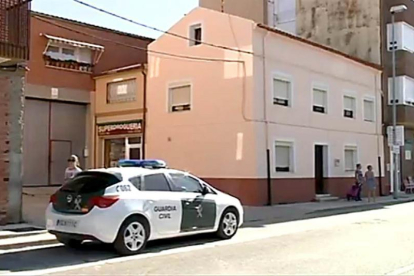 Un vehículo de la Guardia Civil junto a la casa donde ocurrieron los hechos el viernes en Peñafiel-LA 8 VALLADOLID