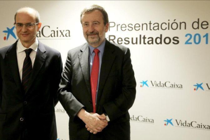 El director general de VidaCaixa, Javier Valle (izquierda), junto al vicepresidente ejecutivo y consejero delegado de la entidad, Tomás Muniesa (derecha).-EL PERIÓDICO