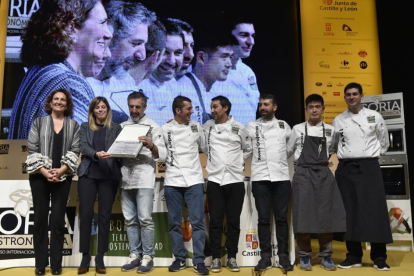 García Cirac y la directora del Centro Superior de Hostelería de Galicia, Marta Fernández, se besan en el reconocimiento a Galicia ante los cocineros de Nove.-VALENTÍN GUISANDE