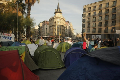 La plaza de la Universitat de Barcelona, a media tarde, repleta de tiendas de campaña.-JOAN MATEU