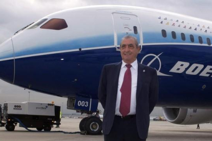 El presidente de Globalia y Air Europa, Juan José Hidalgo, ante un Boeing 787 Dreamliner,-ARCHIVO / EFE