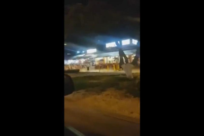 Vídeo grabado por un conductor que muestra el tiroteo en el centro de Cancún.-VÍDEO IN SITU
