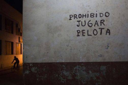 Un ciclista junto a un cartel en el centro de La Habana.-Foto: REUTERS / ALEXANDRE MENEGHINI