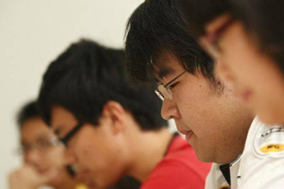 Jóvenes estudiantes chinos.-