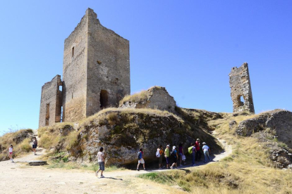 Turistas en el castillo de Calatañazor.-ÁLVARO MARTÍNEZ