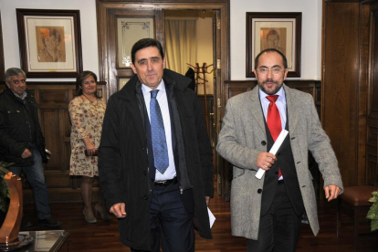 Carlos Martínez Izquierdo y Luis Rey a su llegada ayer a la Diputación para ofrecer los detalles de la operación en Norma Doors.-VALENTÍN GUISANDE