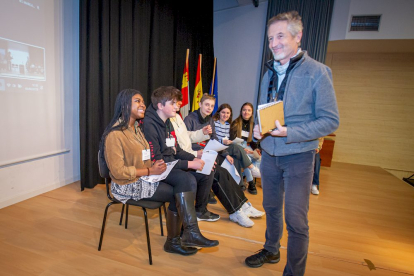 Fernando Valladares con alumnos en el IES Castilla. MARIO TEJEDOR (5)