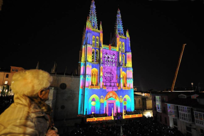 Catedral iluminada en la Noche Blanca en la ciudad de Burgos-Ical