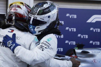 Lewis Hamilton (Mercedes) celebra la victoria y el doblete de Mercedes en Sochi / AP/LUCA BRUNO-AP / LUCA BRUNO