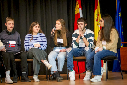 Fernando Valladares con alumnos en el IES Castilla. MARIO TEJEDOR (11)