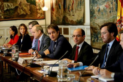 Roberto Bermúdez de Castro (cuarto por la derecha), en una reunión con otros secretarios de Estado.-/ JUAN MANUEL PRATS